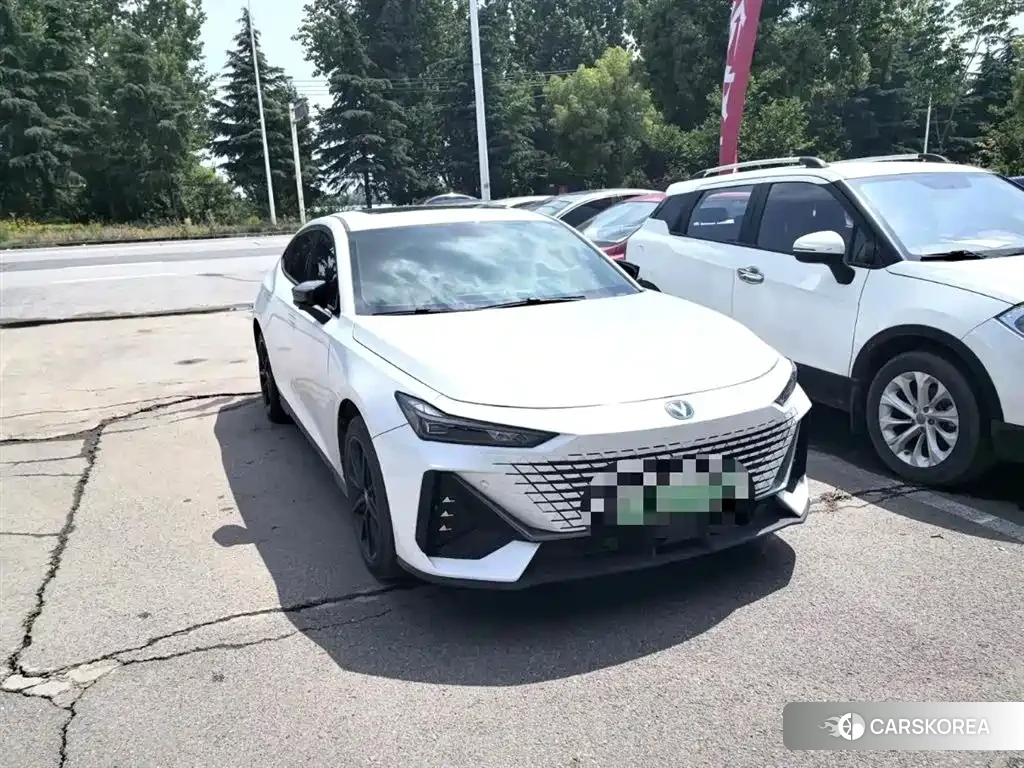 Chang'an Changan UNI-V Smart iDD 2023 Белый из Китая
