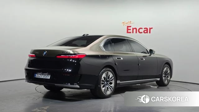 BMW 7 Series (G70) 2023 Золотой двухцветный из Кореи
