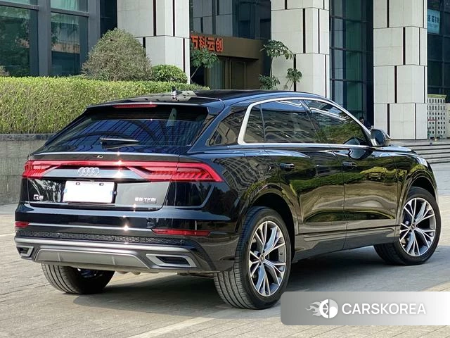 Audi Q8 2021 Черный из Китая