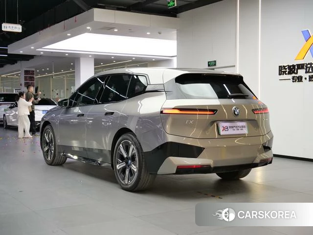 BMW iX 2023 Серебристо-серый из Китая