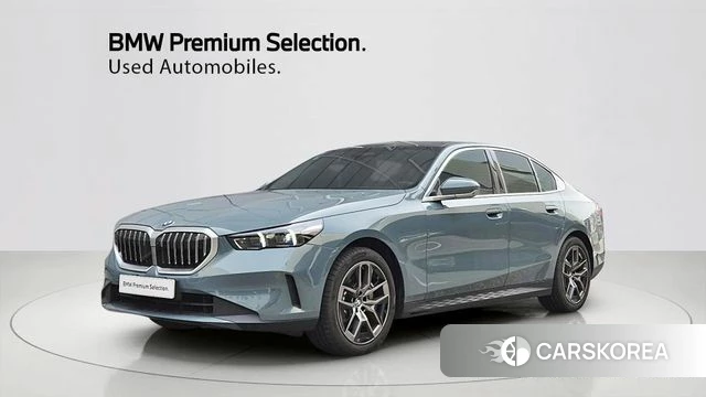 BMW 5 Series (G60) 2025 Небесно-голубой из Кореи