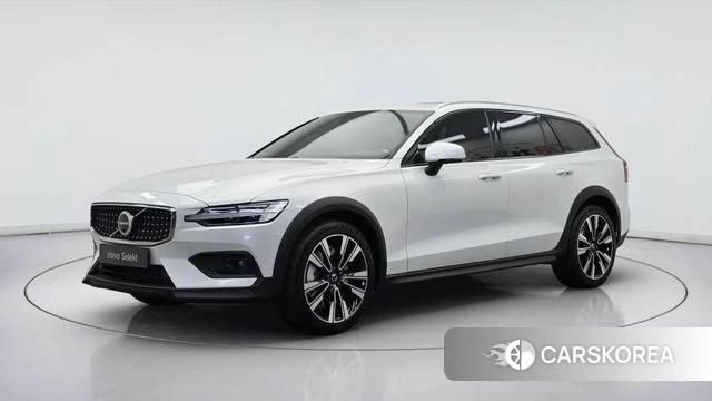 Volvo V60 Cross-Country 2nd Generation 2025 Белый из Кореи