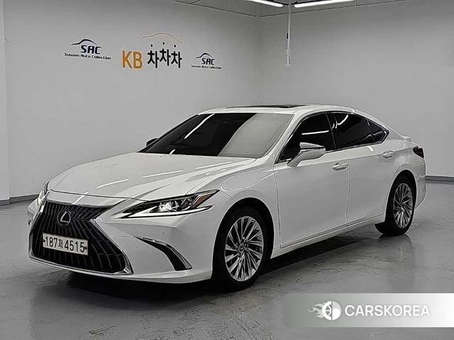Lexus ES300h 7th generation 2023 Белый из Кореи