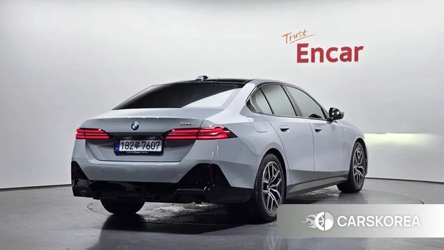 BMW 5 Series (G60) 2025 Цвет галактики из Кореи