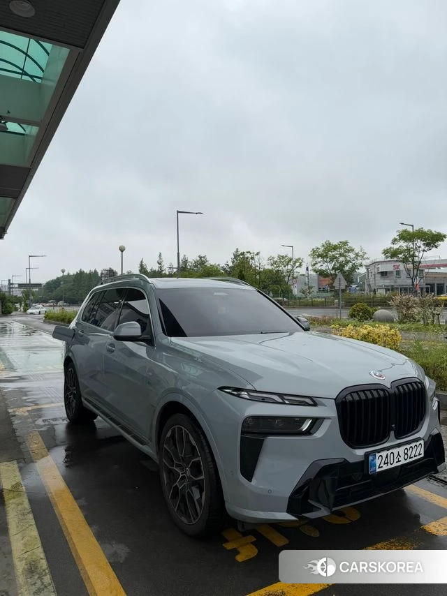 BMW X7 (G07) 2024 Светло-серебряный цвет из Кореи
