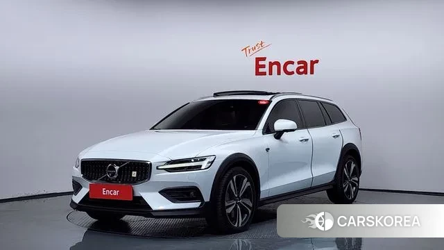Volvo V60 Cross-Country 2nd Generation 2020 Белый из Кореи