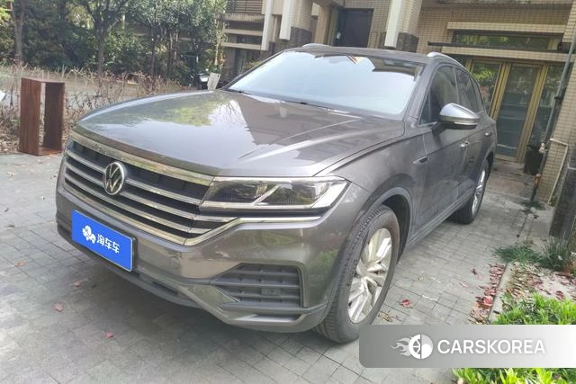 Volkswagen Touareg 2021 Темно-серый из Китая