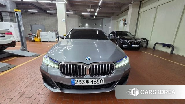 BMW 5 Series (G30) 2022 Серебристо-серый из Кореи