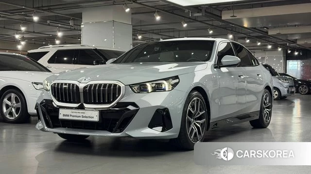BMW 5 Series (G60) 2025 Серебристо-серый из Кореи