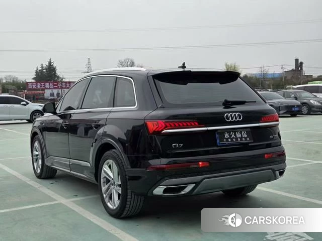 Audi Q7 2021 Черный из Китая