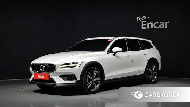 Volvo V60 Cross-Country 2nd Generation 2021 Белый из Кореи