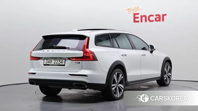 Volvo V60 Cross-Country 2nd Generation 2019 Белый из Кореи