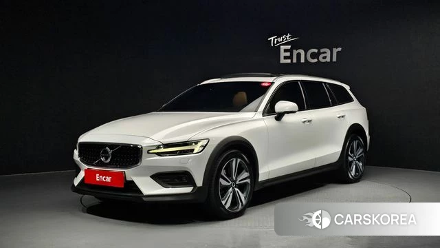 Volvo V60 Cross-Country 2nd Generation 2019 Белый из Кореи