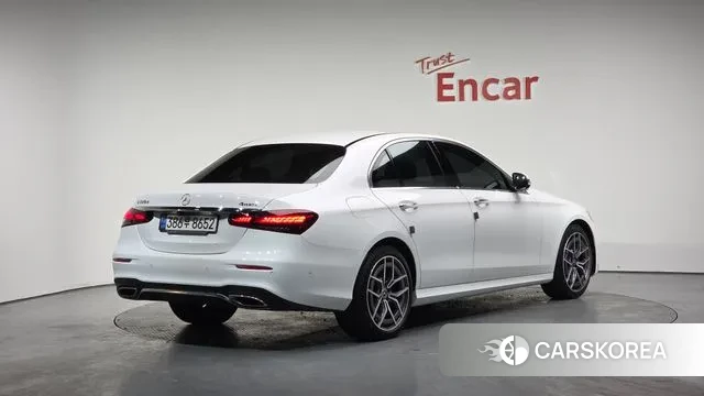 Mercedes-Benz E-Class W213 2021 Белый из Кореи