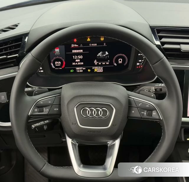 Audi Q3 2023 Темно-серый из Китая