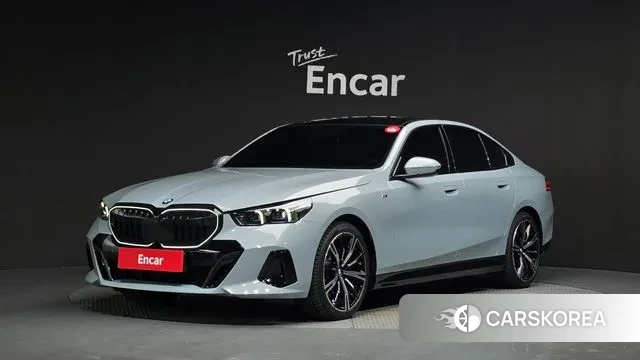 BMW 5 Series (G60) 2025 Светло-серебряный цвет из Кореи