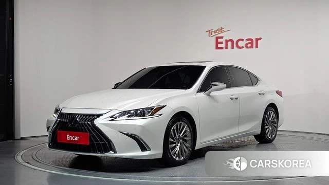 Lexus ES300h 7th generation 2023 Белый из Кореи