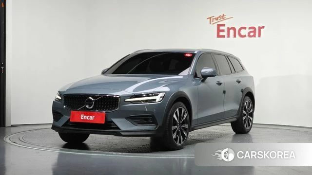Volvo V60 Cross-Country 2nd Generation 2022 Серый из Кореи