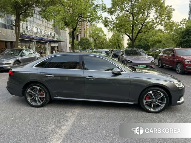Audi A4L 2021 Темно-серый из Китая