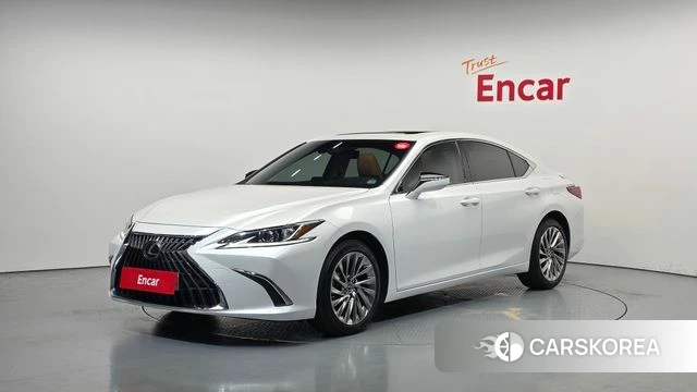 Lexus ES300h 7th generation 2024 Белый из Кореи