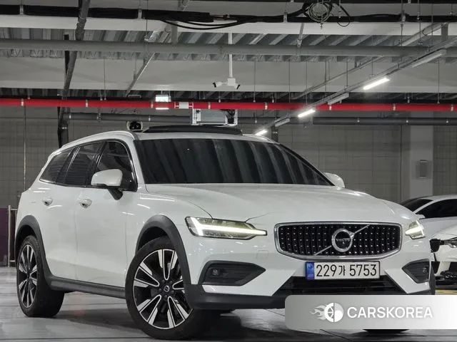 Volvo V60 Cross-Country 2nd Generation 2022 Белый из Кореи