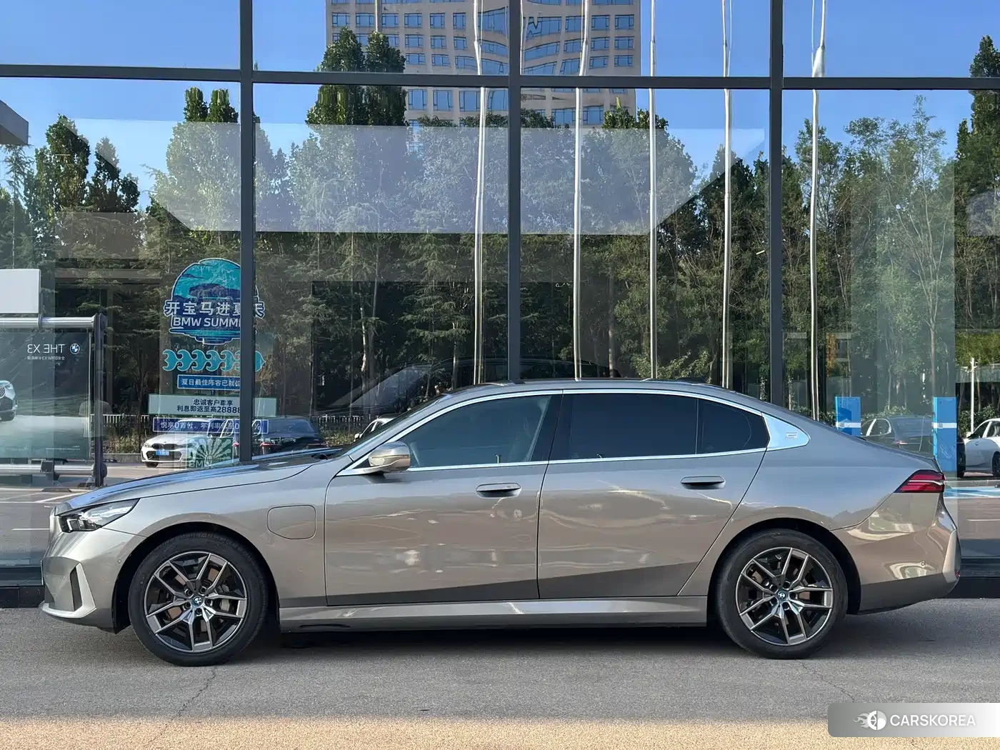 BMW i5 2024 Champagne/brown из Китая