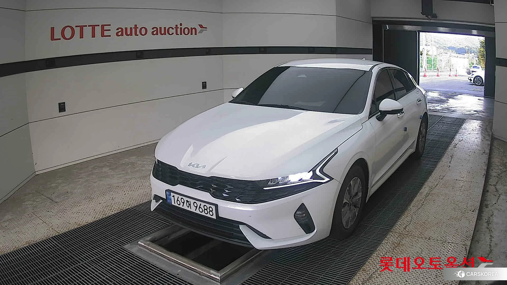 Kia K5 Hybrid 2023 Snow White Pearl (optional) из Кореи
