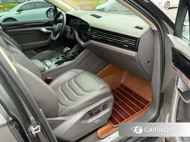 Volkswagen Touareg 2021 Темно-серый из Китая