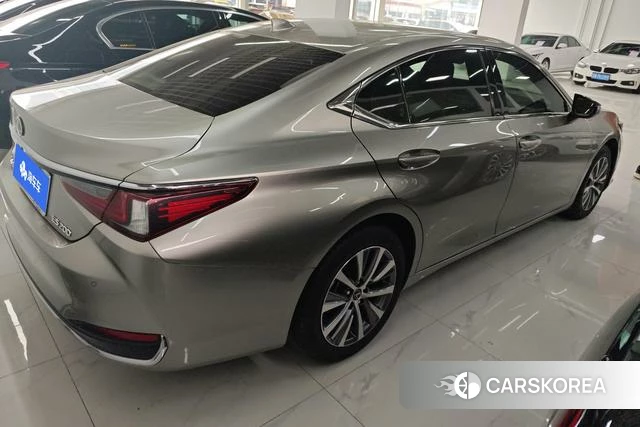 Lexus ES 2021 Серебристо-серый из Китая