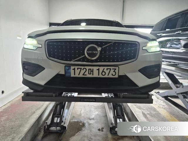 Volvo V60 Cross-Country 2nd Generation 2023 Белый из Кореи