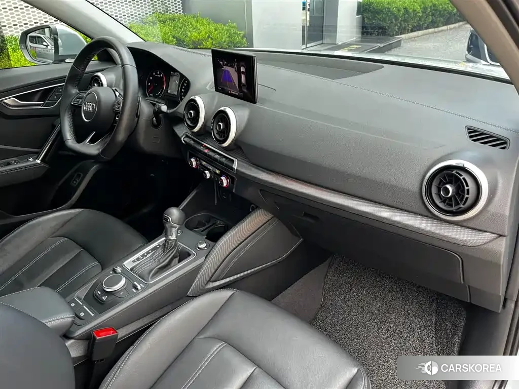 Audi Q2L 2024 Silver/gray из Китая