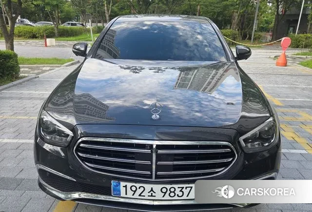 Mercedes-Benz E-Class W213 2023 Серый из Кореи