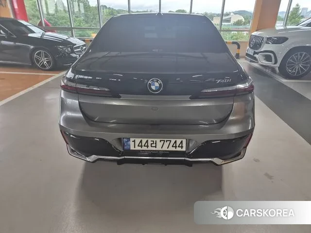 BMW 7 Series (G70) 2023 Черный двухцветный из Кореи