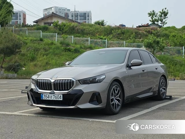 BMW 5 Series (G60) 2025 Цвет тростника из Кореи