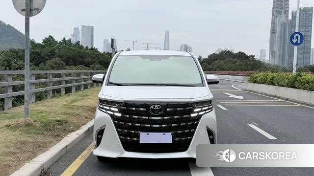 Toyota Elfa 2023 Белый из Китая