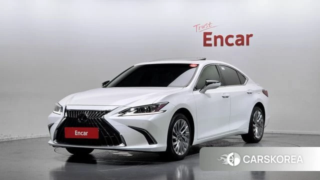 Lexus ES300h 7th generation 2023 Белый из Кореи