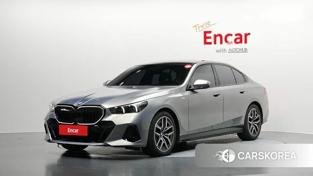 BMW 5 Series (G60) 2025 Серебристо-серый из Кореи