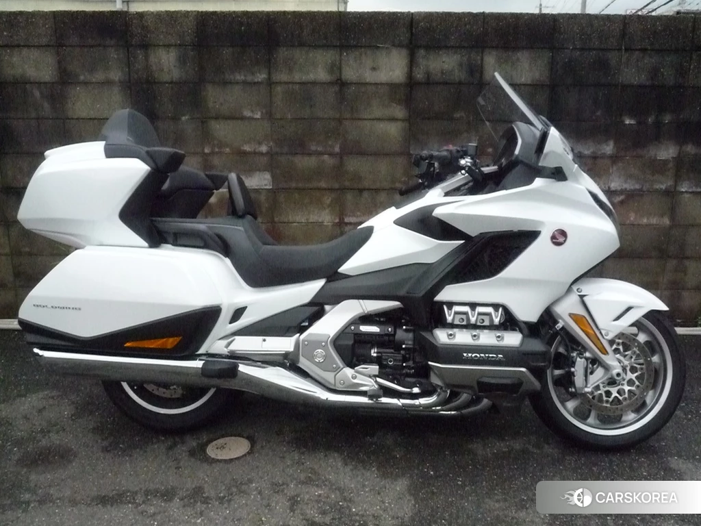 Проданный Honda GL1800 TOUR DCT 2023 из Японии