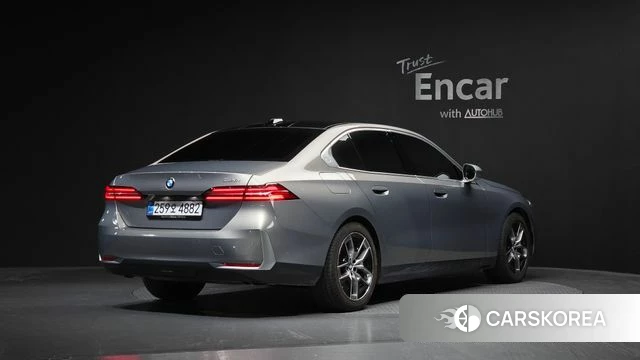 BMW 5 Series (G60) 2025 Песочный из Кореи