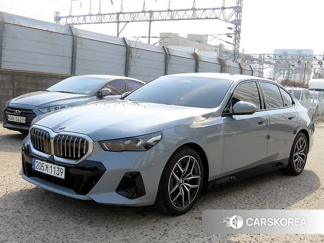 BMW 5 Series (G60) 2025 Серебристо-серый из Кореи