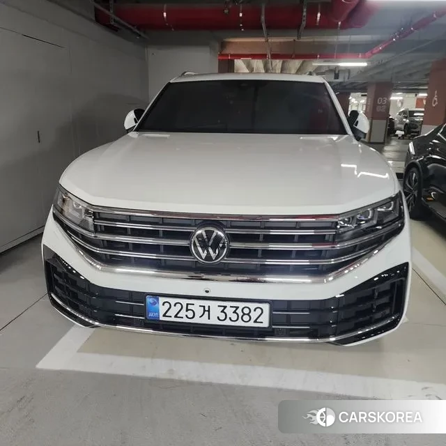 Volkswagen Touareg 3rd generation 2024 Белый из Кореи