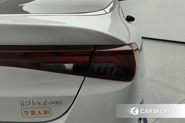 Kia K5 2023 Белый из Китая