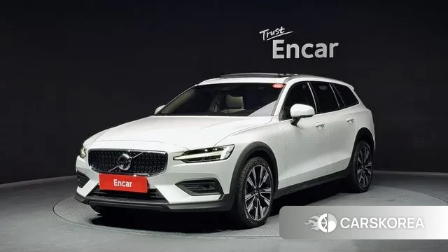Volvo V60 Cross-Country 2nd Generation 2021 Белый из Кореи