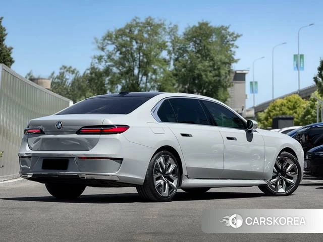 BMW 7 series 2024 Серебристо-серый из Китая