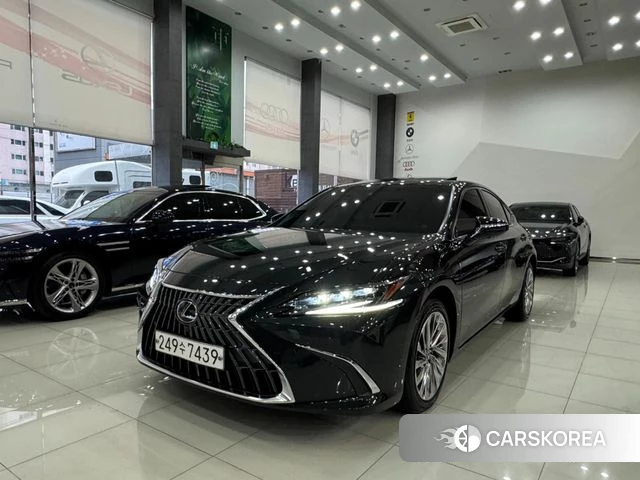Lexus ES300h 7th generation 2024 Черный из Кореи