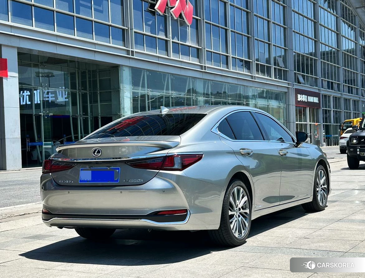 Lexus ES 2020 Серебристо-серый из Китая