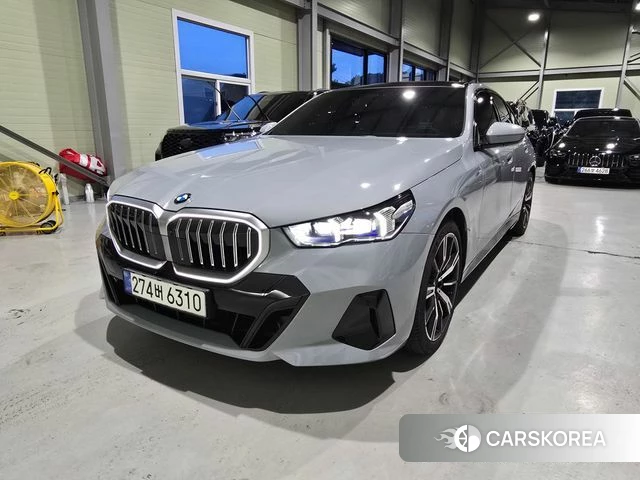 BMW 5 Series (G60) 2025 Серебристо-серый из Кореи