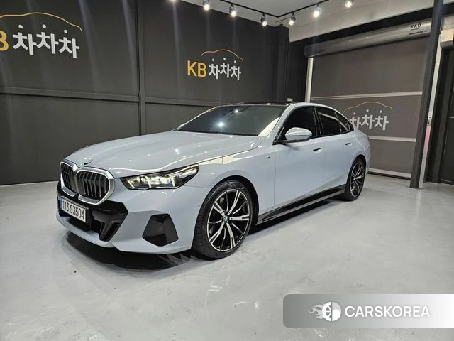 BMW 5 Series (G60) 2025 Цвет галактики из Кореи