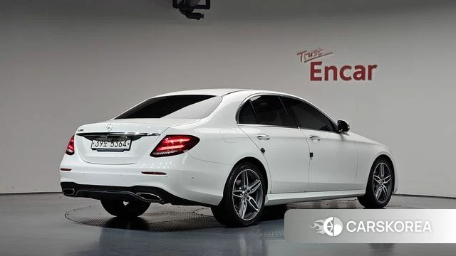 Mercedes-Benz E-Class W213 2018 Белый из Кореи