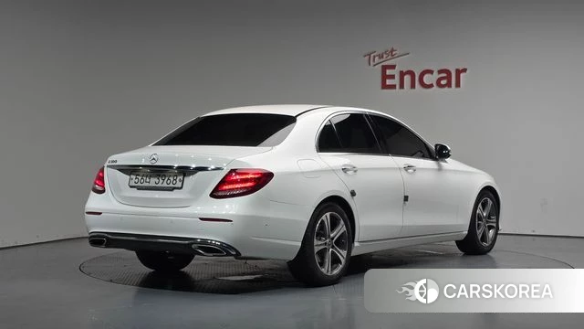 Mercedes-Benz E-Class W213 2018 Белый из Кореи